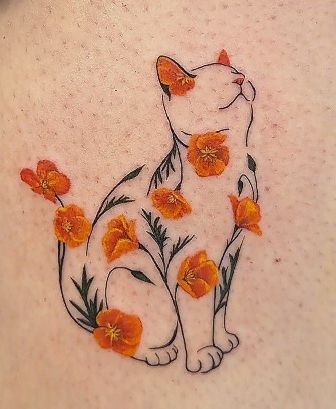 Tatuaje de un gato delineado con flores naranjas en su cuerpo, sobre fondo de piel