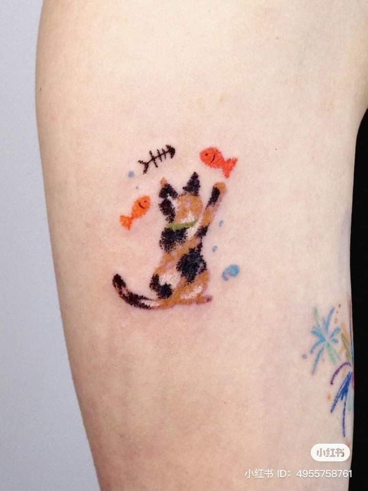Tatuaje de un gato manchado jugando con peces y burbujas