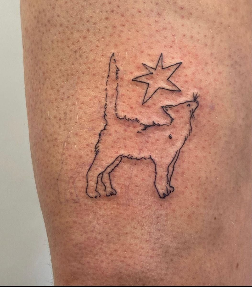 Tatuaje de un lobo aullando con una estrella encima