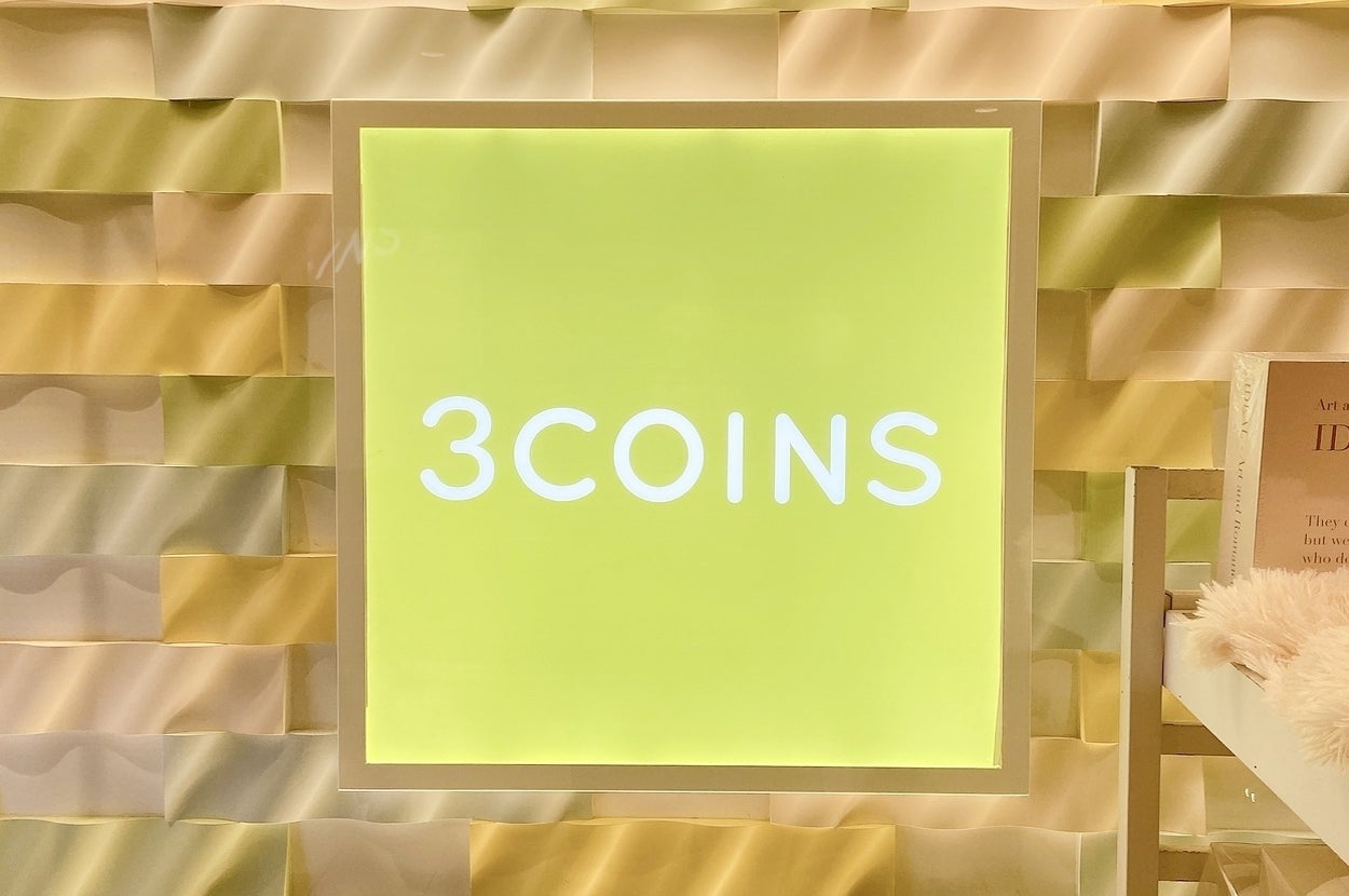 「3COINS」と書かれた看板が壁に掛けられている。