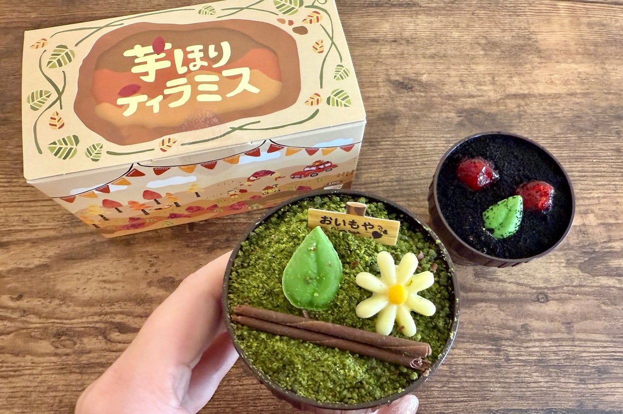 おいもやの「芋ほりティラミス」と書かれた箱と、抹茶とココア2つのスポンジクラムで彩られたスイーツが机に置かれている