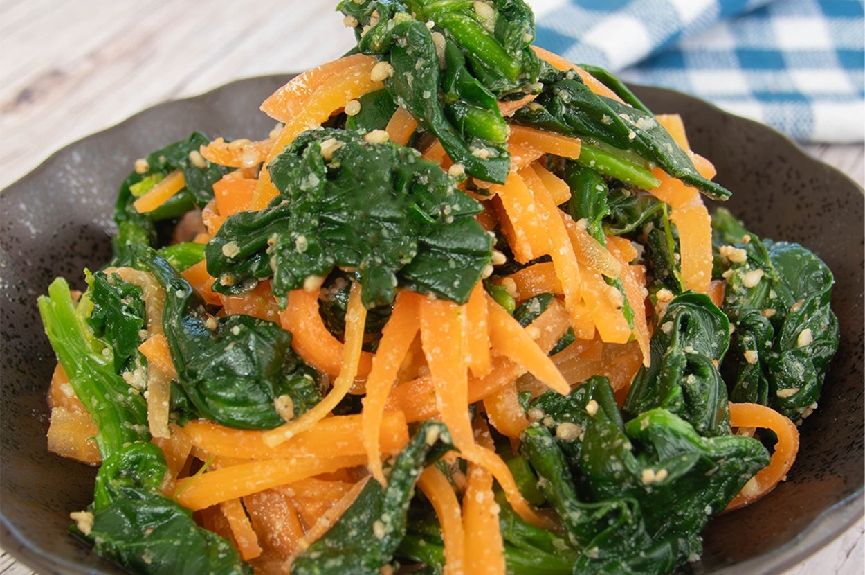 ほうれん草とにんじんのごまポン酢和えが皿に盛られている。