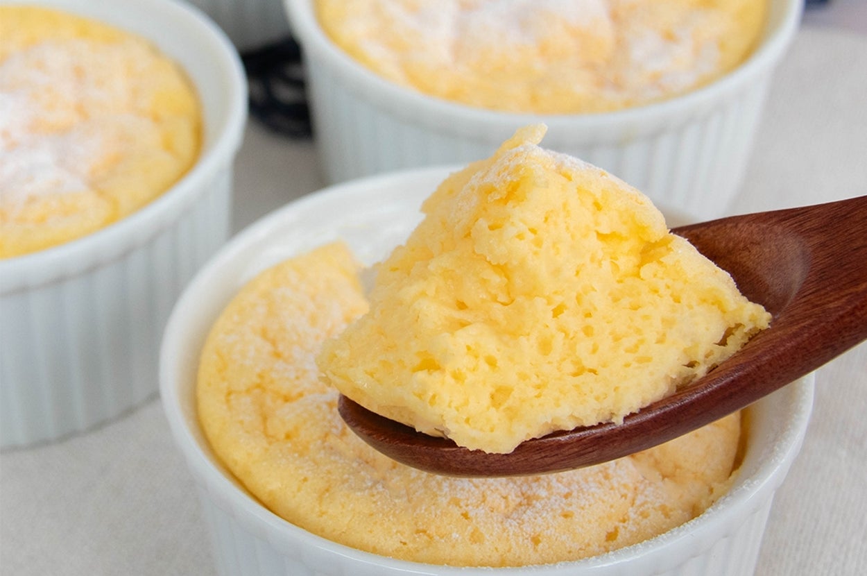 ココットからすくったふわふわのスライスチーズスフレ。