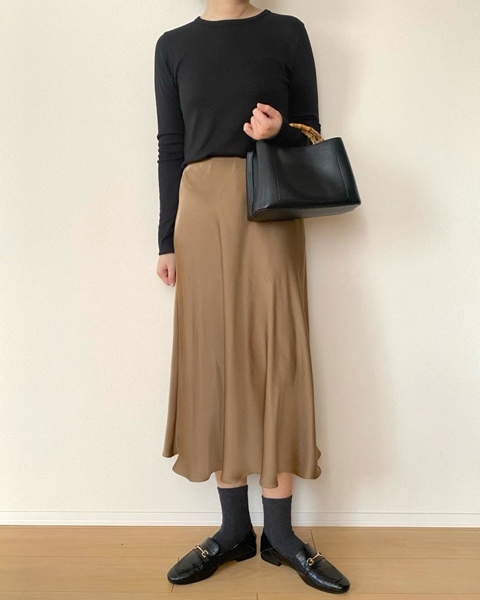 ユニクロC】30代が愛用する“高見えスカート”後ろ姿までおしゃれで上品！