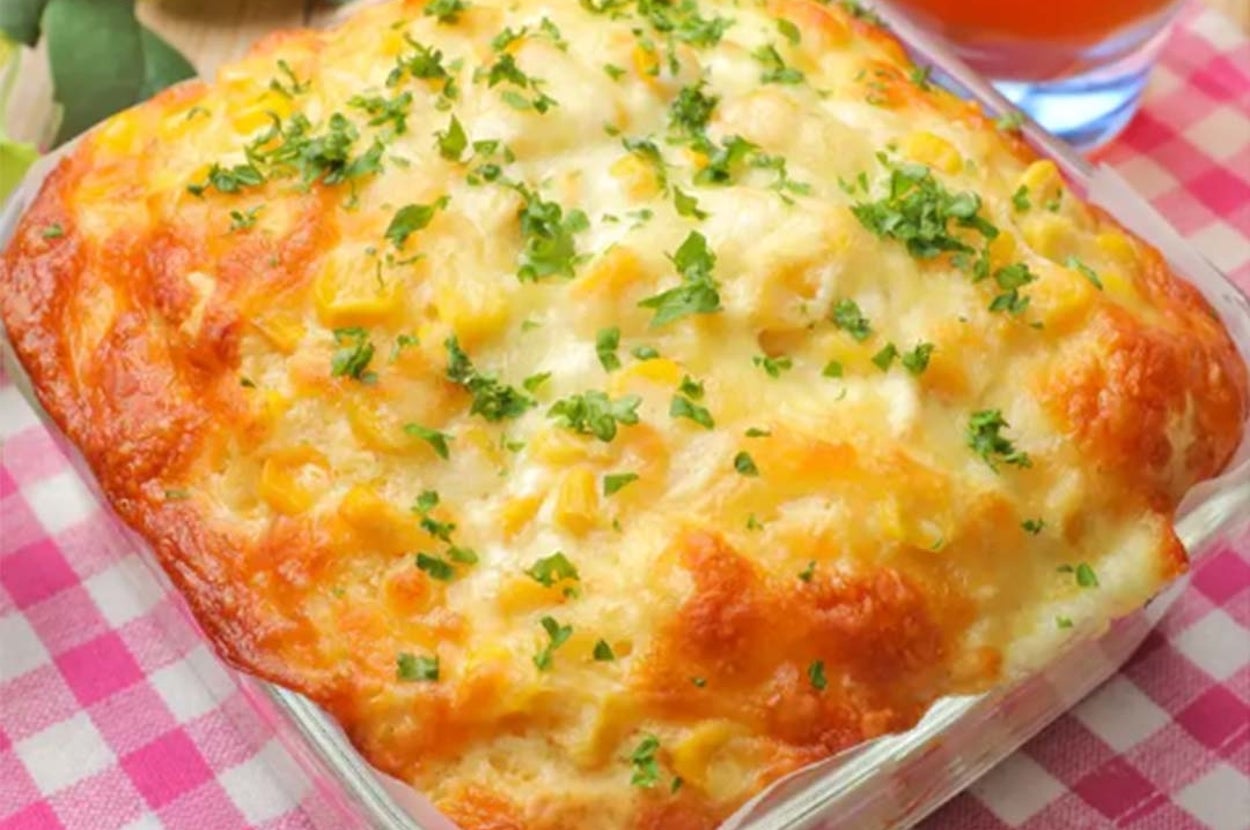 グラタンがガラス容器に入れられ、上にパセリが振りかけられています。バックには飲み物が置かれています。