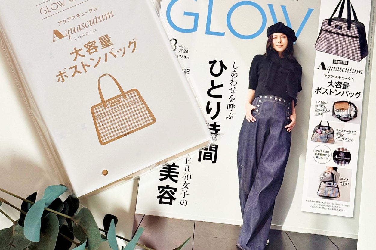 雑誌「GLOW」3月号の表紙と付録のバッグが映っており、雑誌にはファッションモデルが掲載されています。