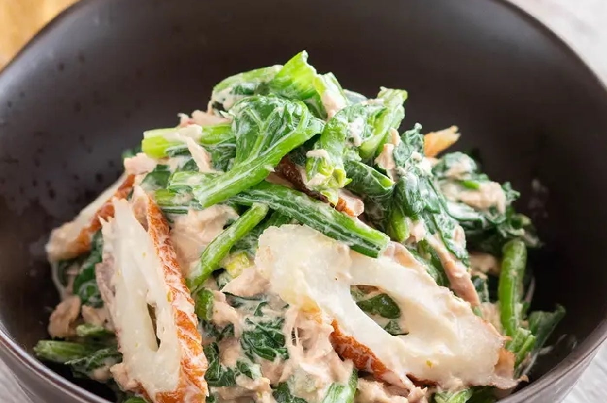 ほうれん草と練り物の和え物が器に盛られた料理。豊かな風味を感じさせる見た目。