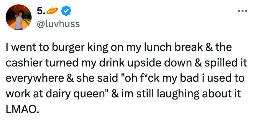 Tweet menceritakan kejadian lucu di Burger King di mana seorang kasir secara tidak sengaja menumpahkan minuman, merujuk pada pekerjaan sebelumnya di Dairy Queen