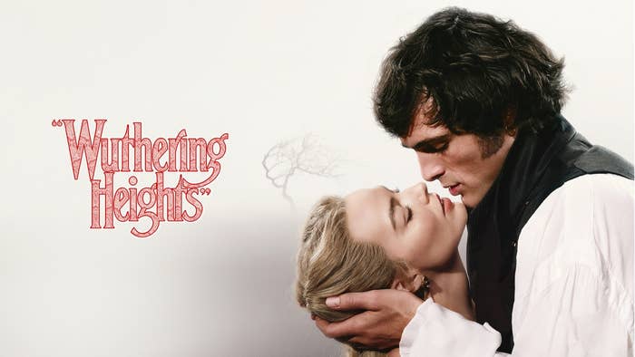 Pareja romántica en un abrazo apasionado, imagen promocional de "Wuthering Heights"