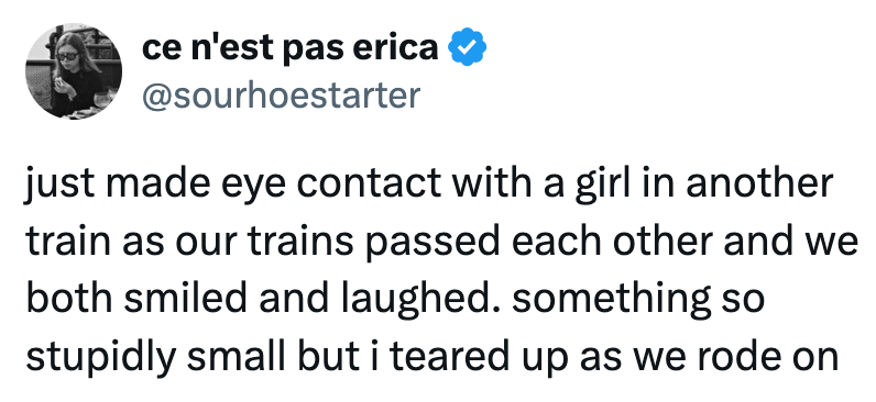 Sebuah tweet menggambarkan melakukan kontak mata dan tersenyum dengan seseorang di kereta lain, yang menghasilkan respons emosional meskipun interaksinya sederhana