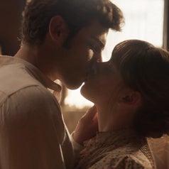 Pareja abrazándose y besándose en un ambiente cálido e íntimo