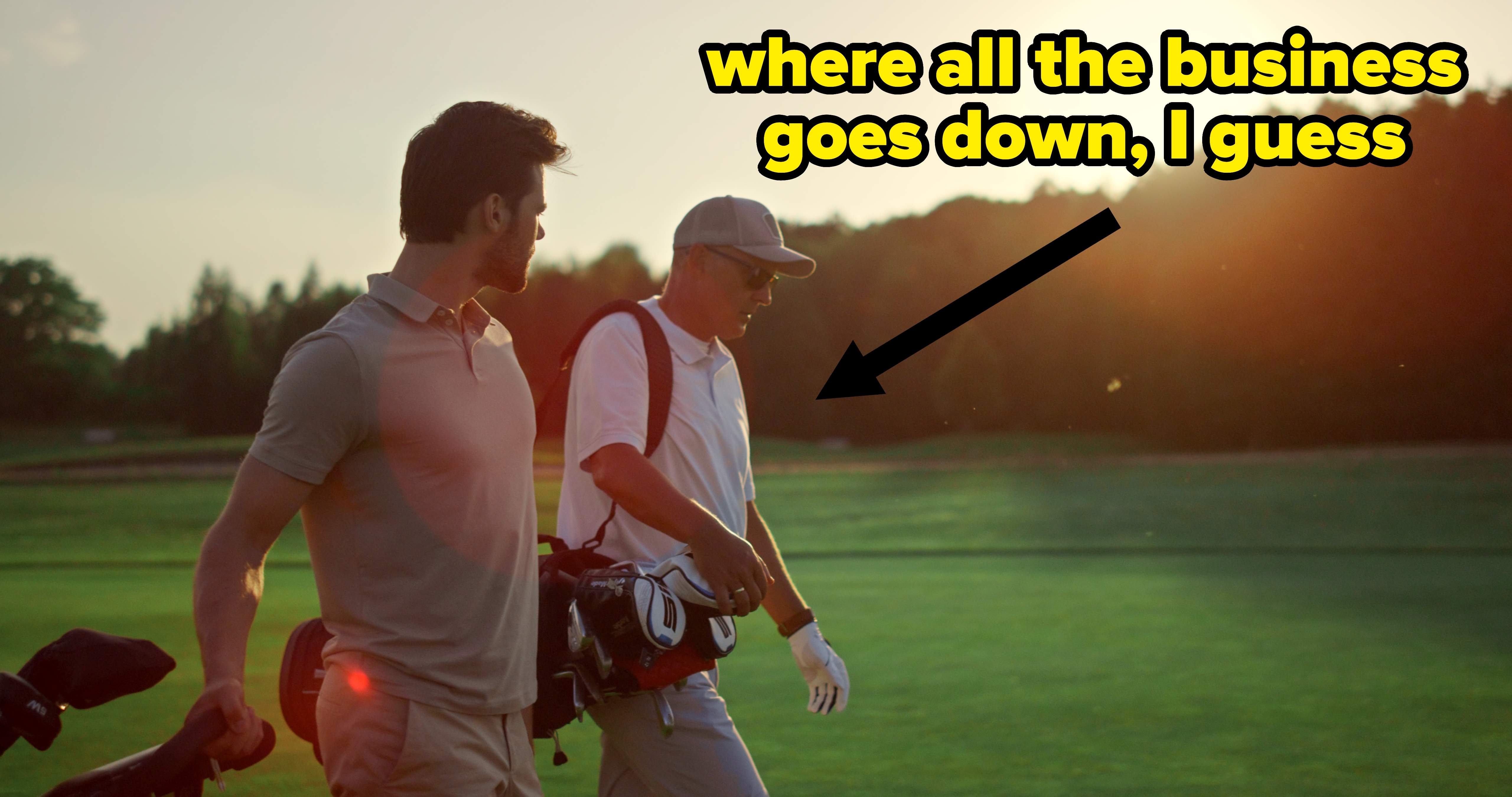 To personer med golfbager går på en golfbane ved solnedgang, mens de snakker tilfeldig