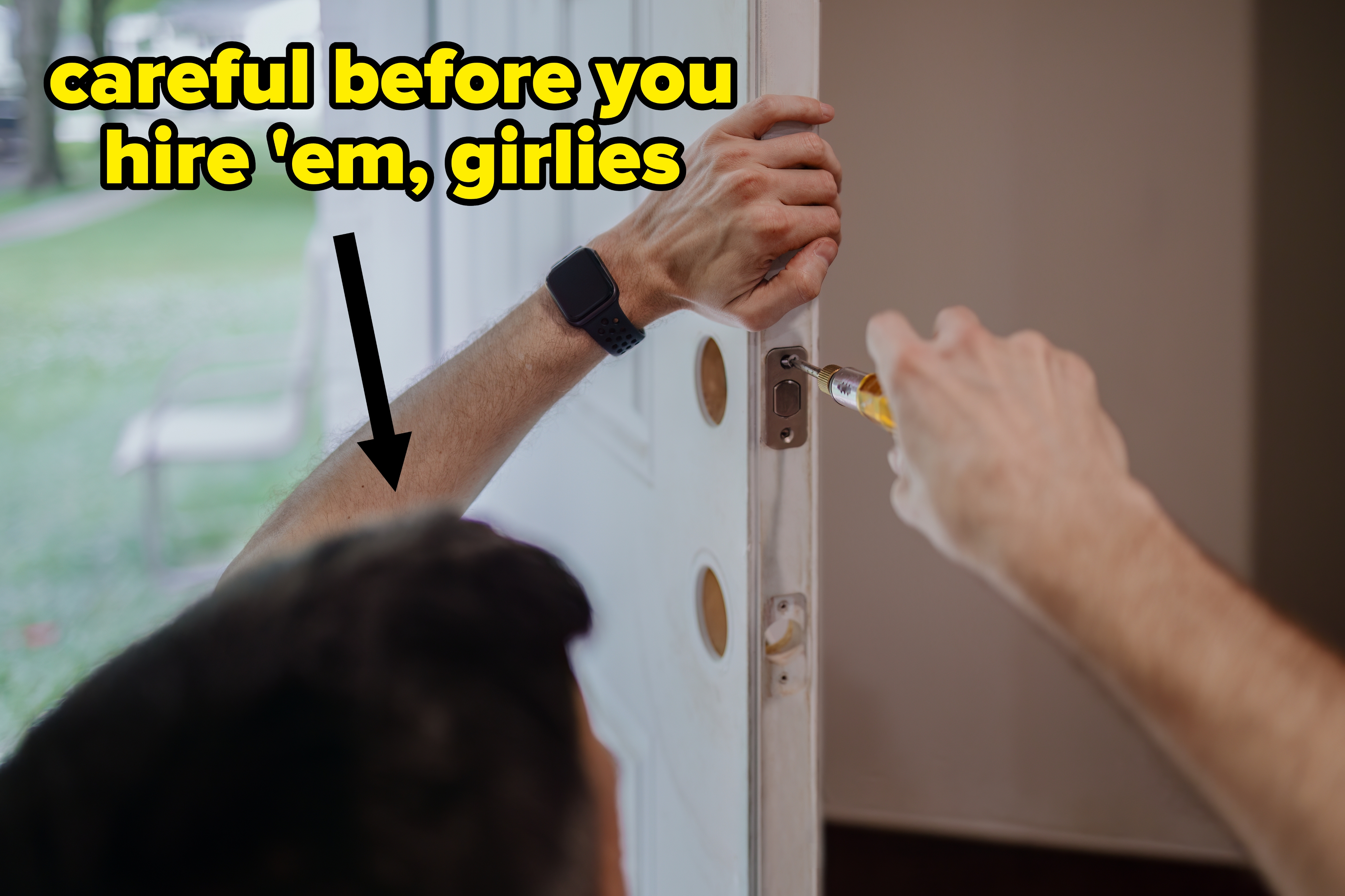 Person som fester et dørhengsel med en skrutrekker, fremhever hendene og verktøyet i aksjon