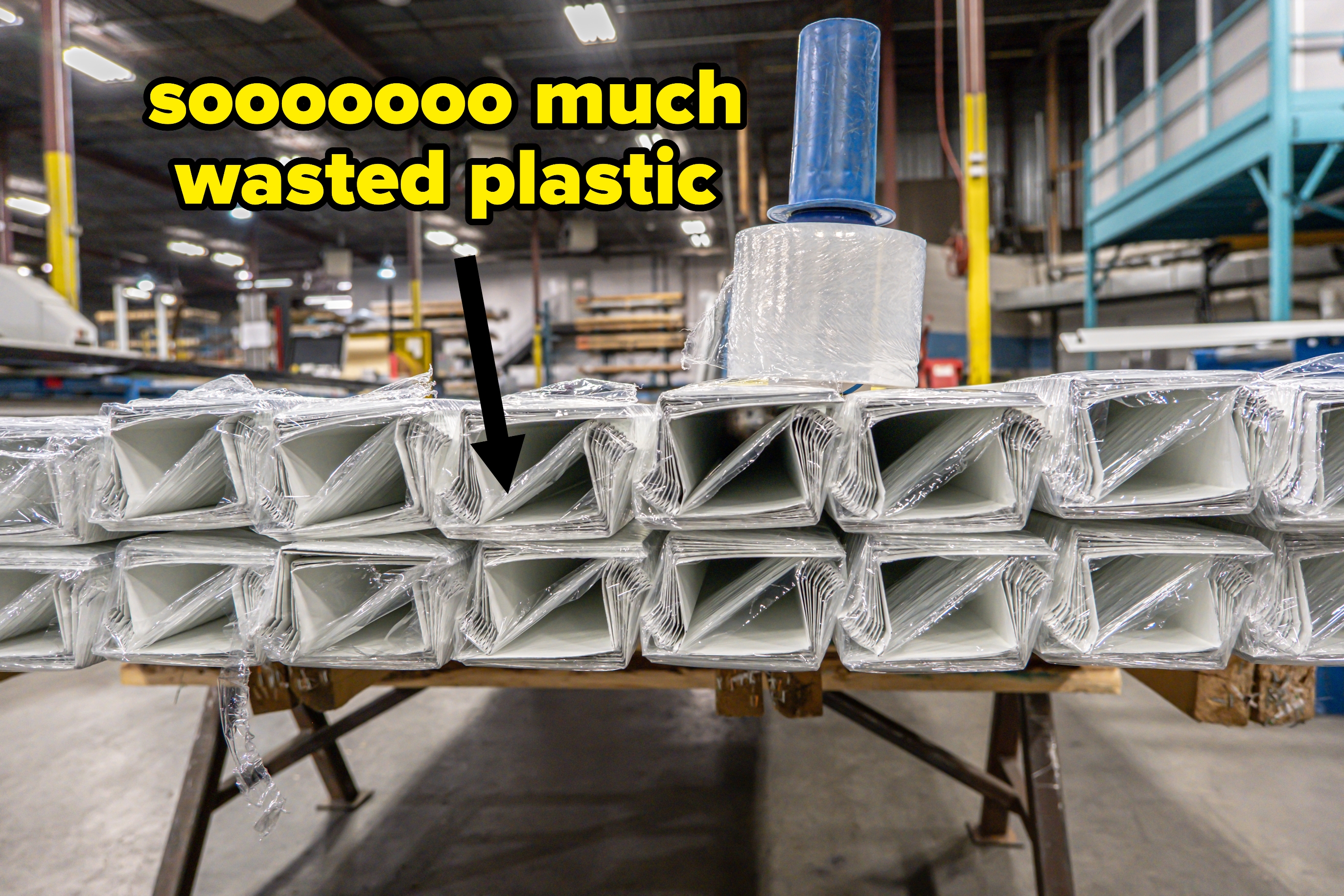 Stablede ventilasjonskanaler i metall pakket inn i plast, klare for frakt på lager