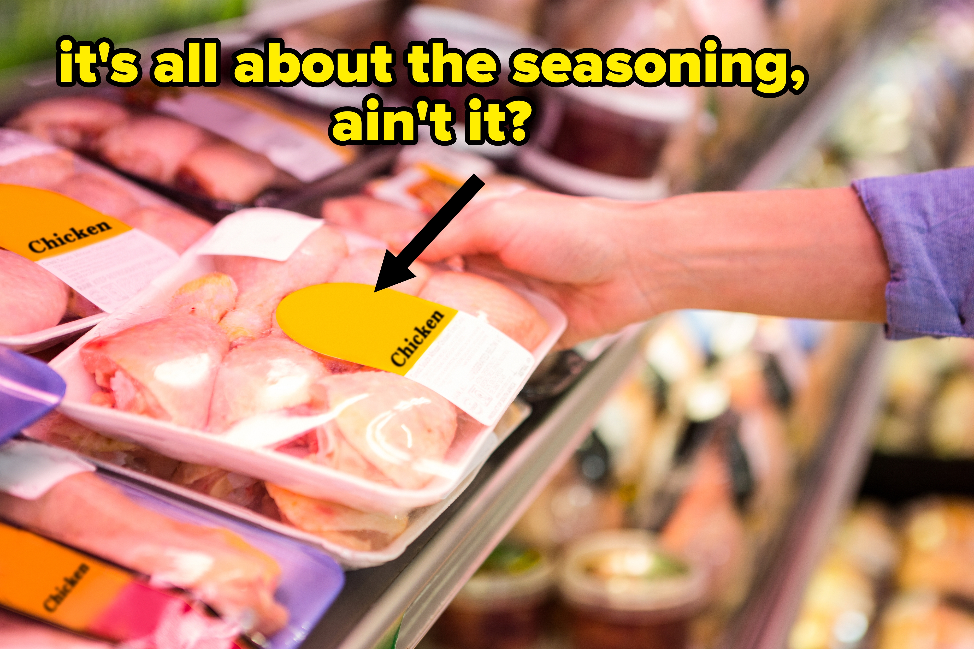 Person som strekker seg etter pakket kylling i en gang i en dagligvarebutikk, med forskjellige andre kjøttprodukter utstilt i hyllene