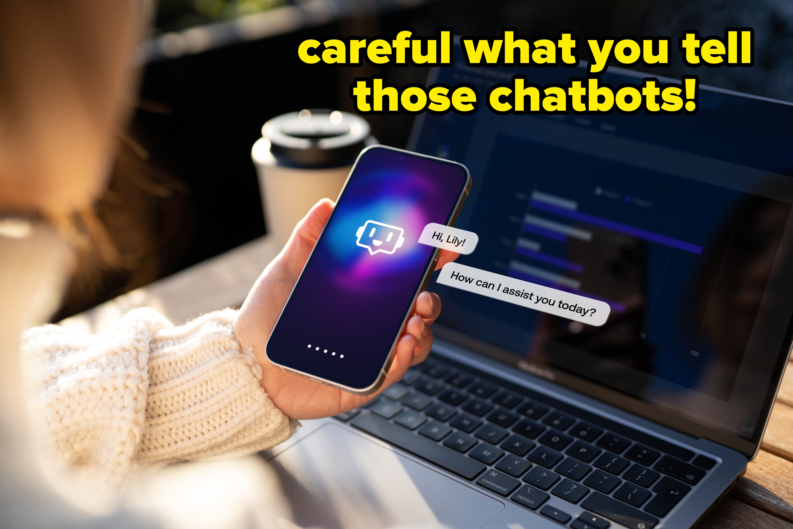 Person som holder smarttelefon som viser meldingsapp med en chat-samtale, ved siden av en åpen bærbar datamaskin som viser en uskarp skjerm