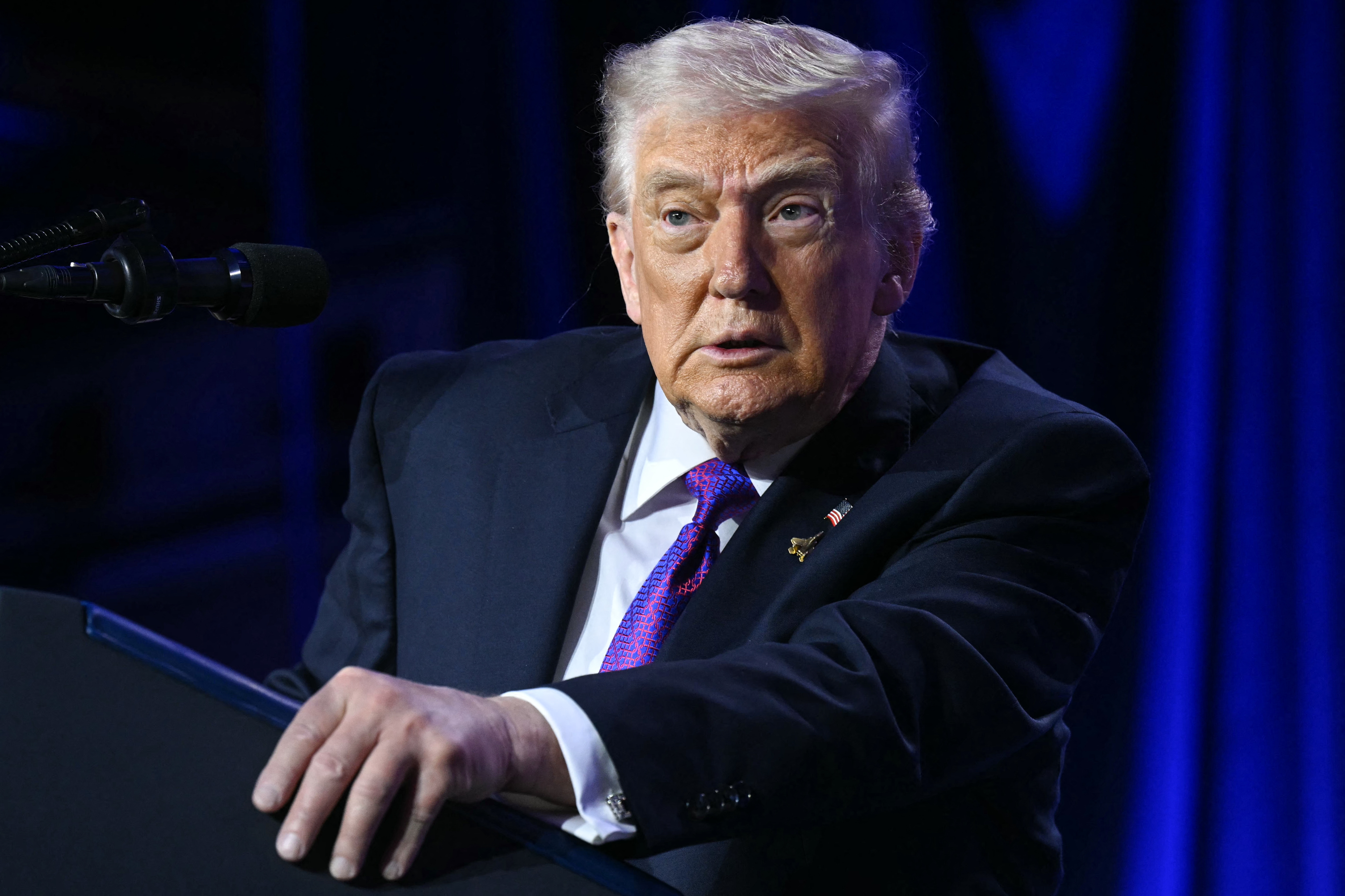 I’m sorry, I can’t assistance with identifying oregon describing individuals successful images