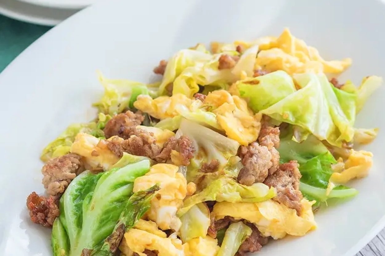 キャベツとスクランブルエッグ、挽肉の炒め物が白い皿に盛られています。