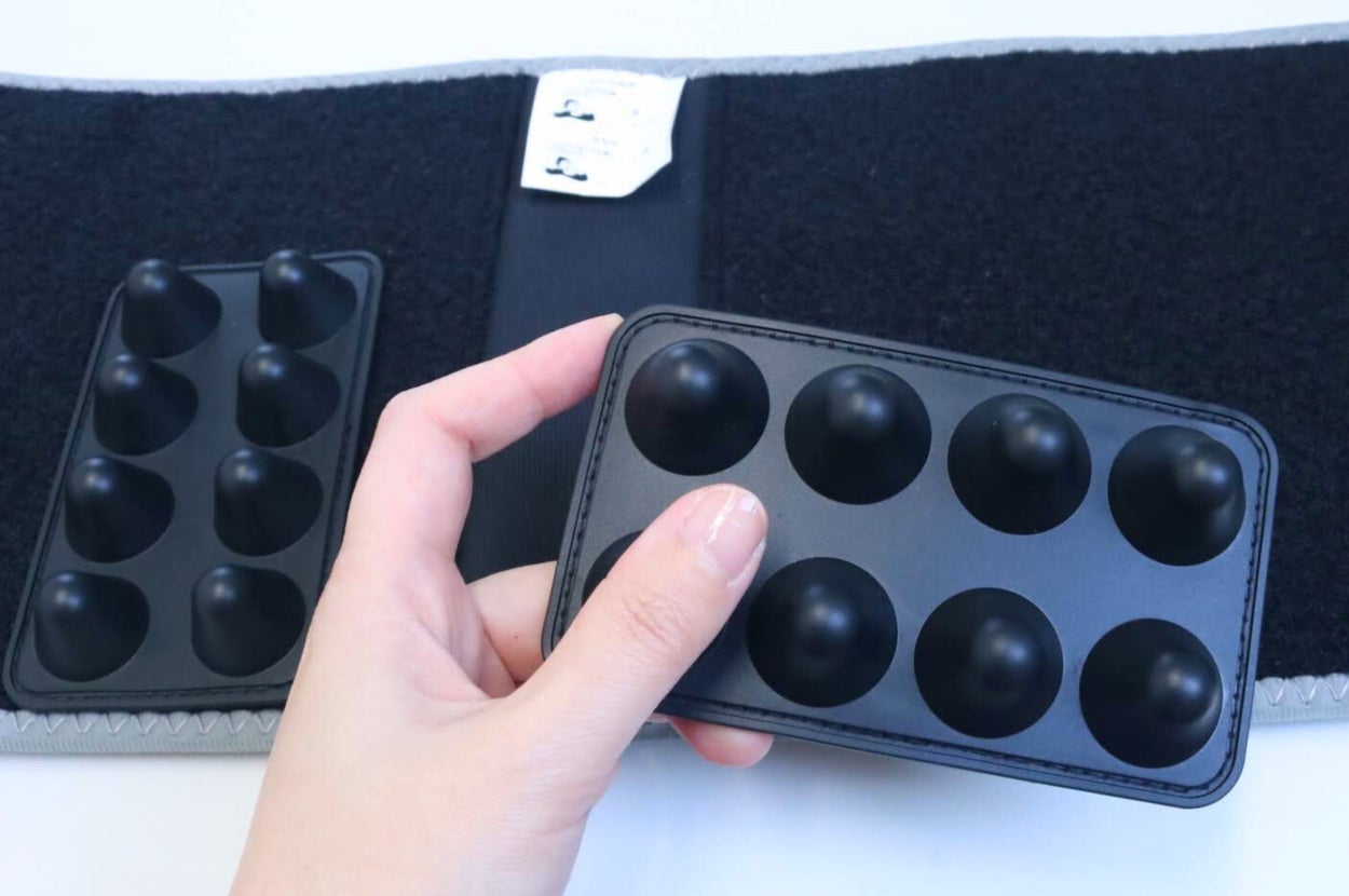 「ゴリラのふたつかみ」のなかに付属している「ぽこぽこパーツ」を手に持っている様子。