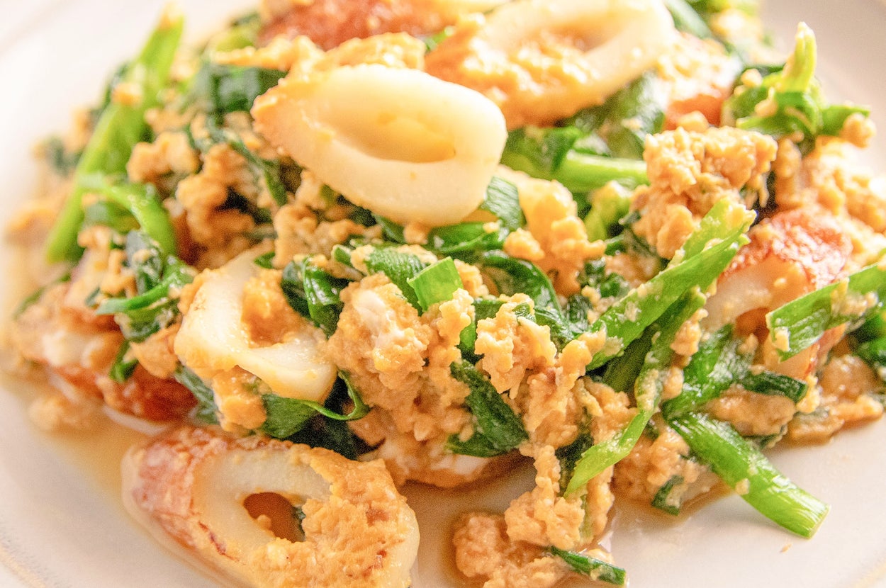 皿に盛られた炒め物。いかと野菜、卵が混ぜ合わさっている。