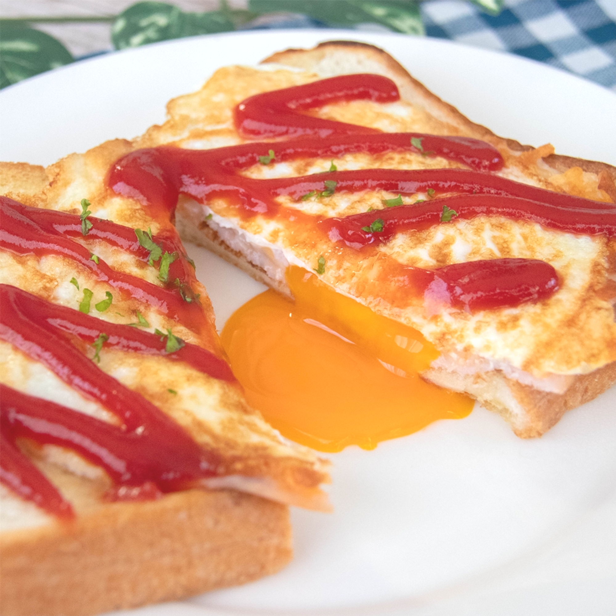 ハムエッグトーストレシピにケチャップがかかっている。