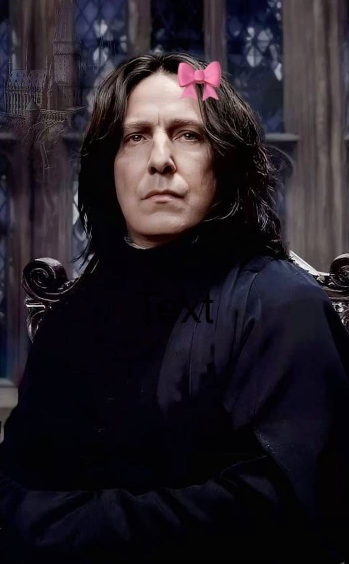 Persona con cabello largo y oscuro, usando una prenda negra, y con un lazo rosa en el cabello, en un fondo con elementos de un castillo