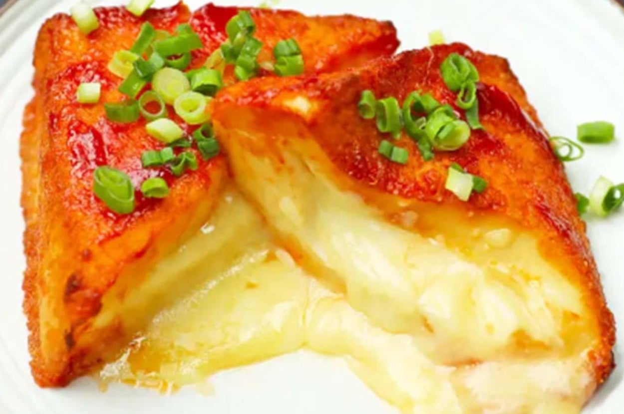 溶けたチーズが入った揚げトーストの上に刻みネギが乗っている料理。