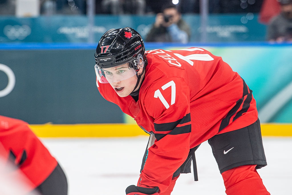 Hockeyspiller iført en trøye med nummer 17 og hjelm, fokusert under en kamp. NHL arena bakgrunn, fotograf synlig i det fjerne