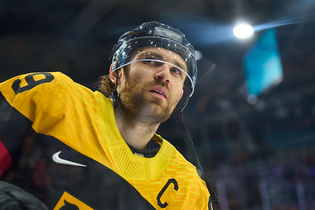 Hockeyspiller iført hjelm og trøye med 