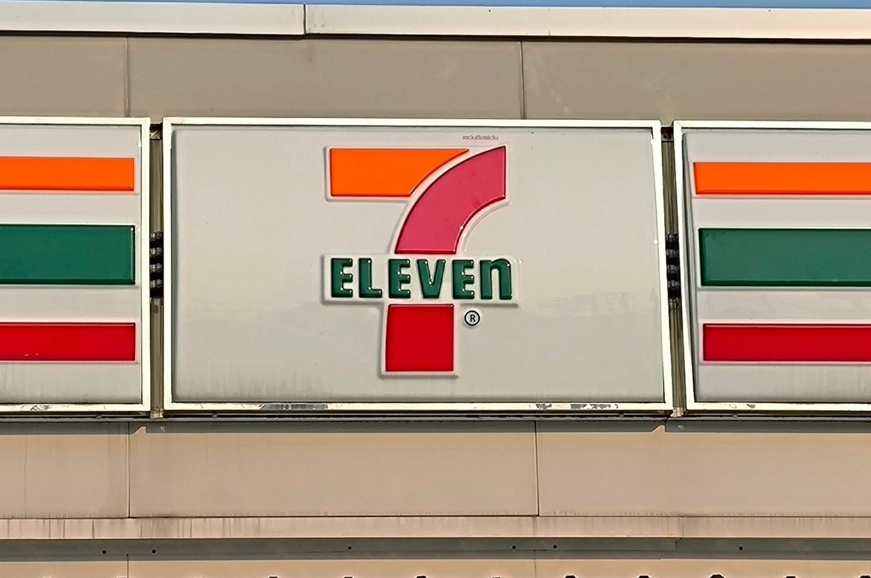 セブンイレブンの看板が建物に表示されている。