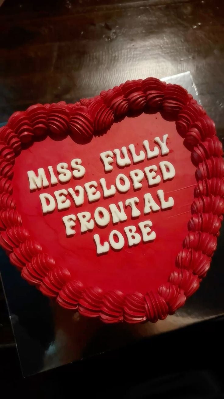 Pastel en forma de corazón con el texto "Miss Fully Developed Frontal Lobe" en la parte superior