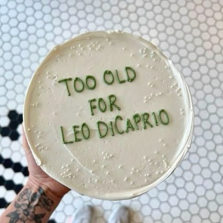 Tarta con el texto "Too old for Leo DiCaprio" en la parte superior