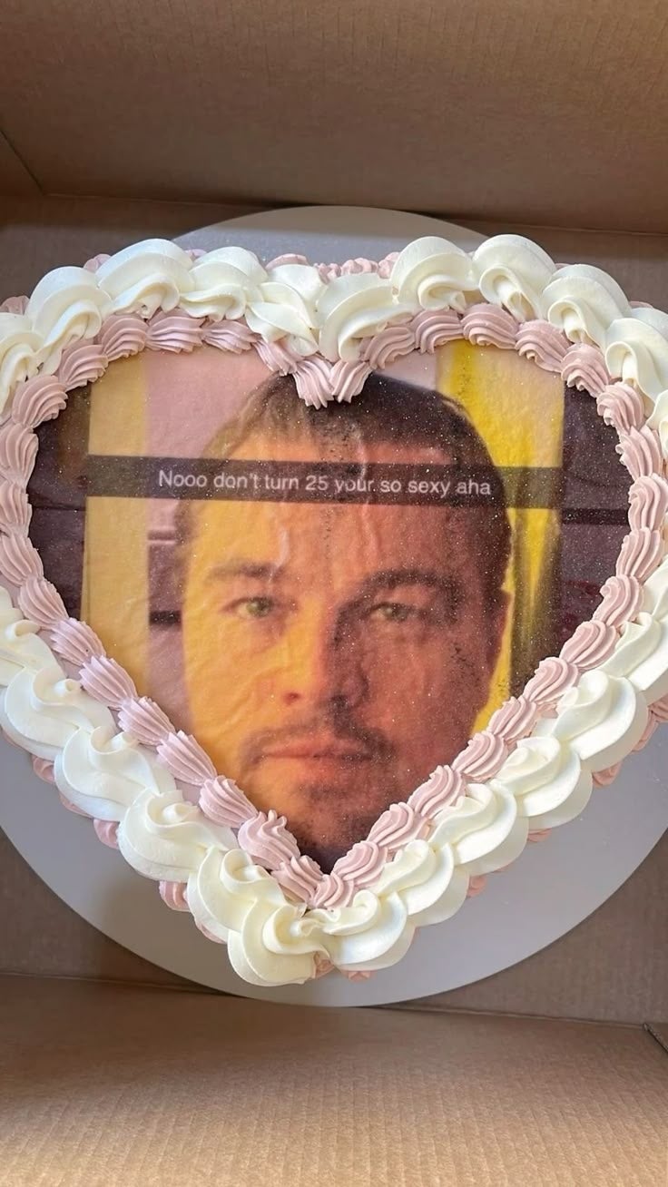 Pastel con foto de hombre, con borde de crema en forma de corazón, lleva texto sobre la imagen: "Nooo don’t turn 25 your so sexy aha"
