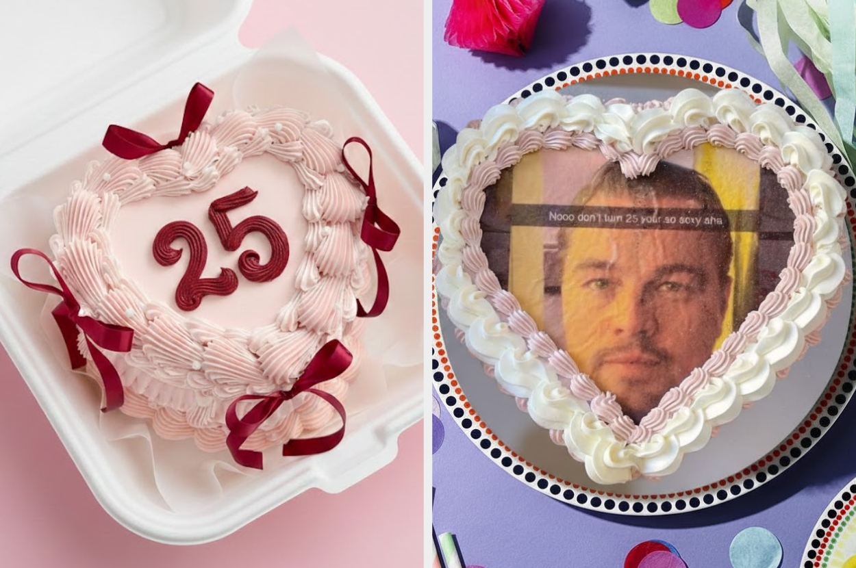 Dos pasteles en forma de corazón: uno con el número 25 en glaseado; el otro tiene una foto impresa en la parte superior