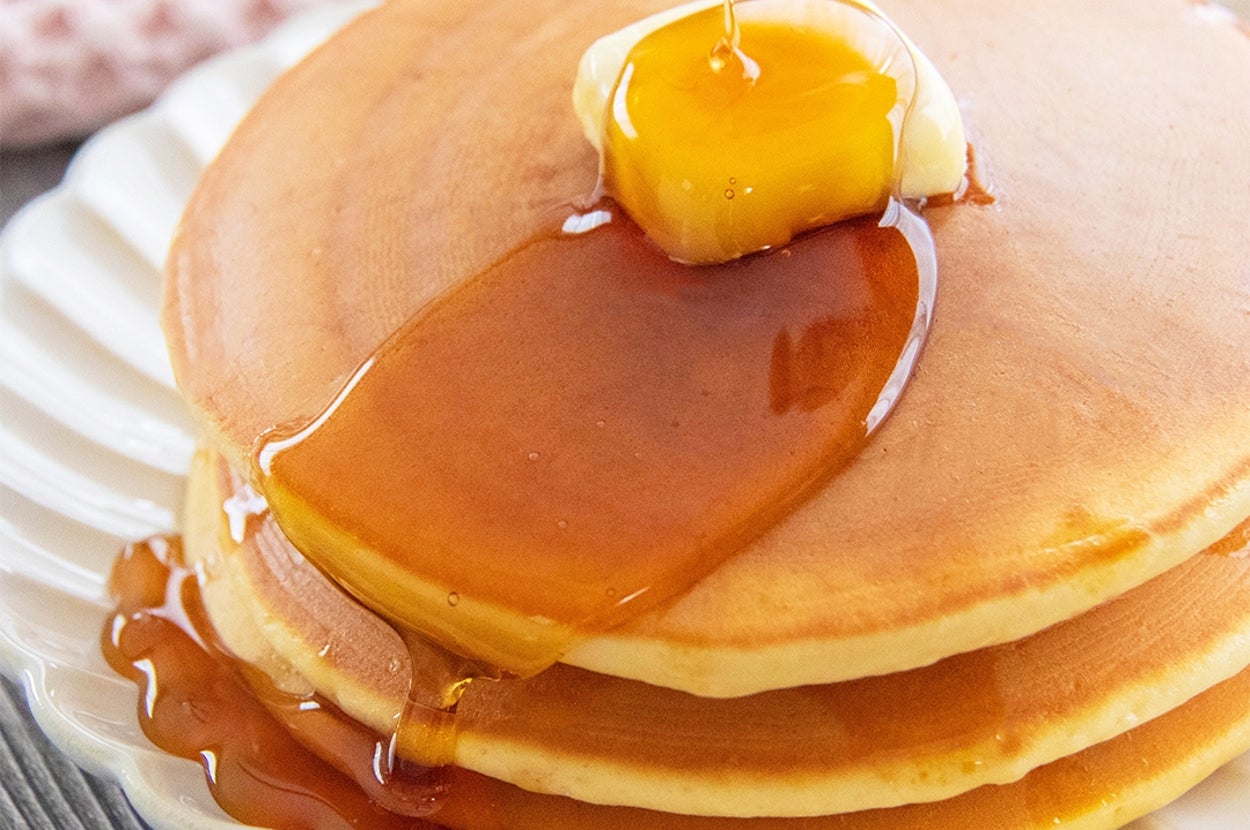 みりんを入れたパンケーキの上にバターとシロップがかかっている。