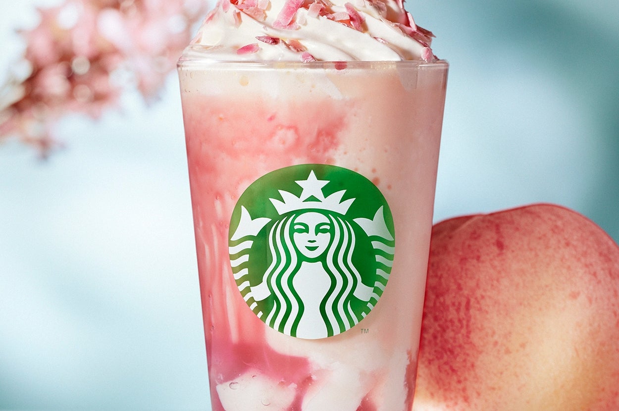 スターバックスのクリームとフローズンドリンク、桃と桜の背景。