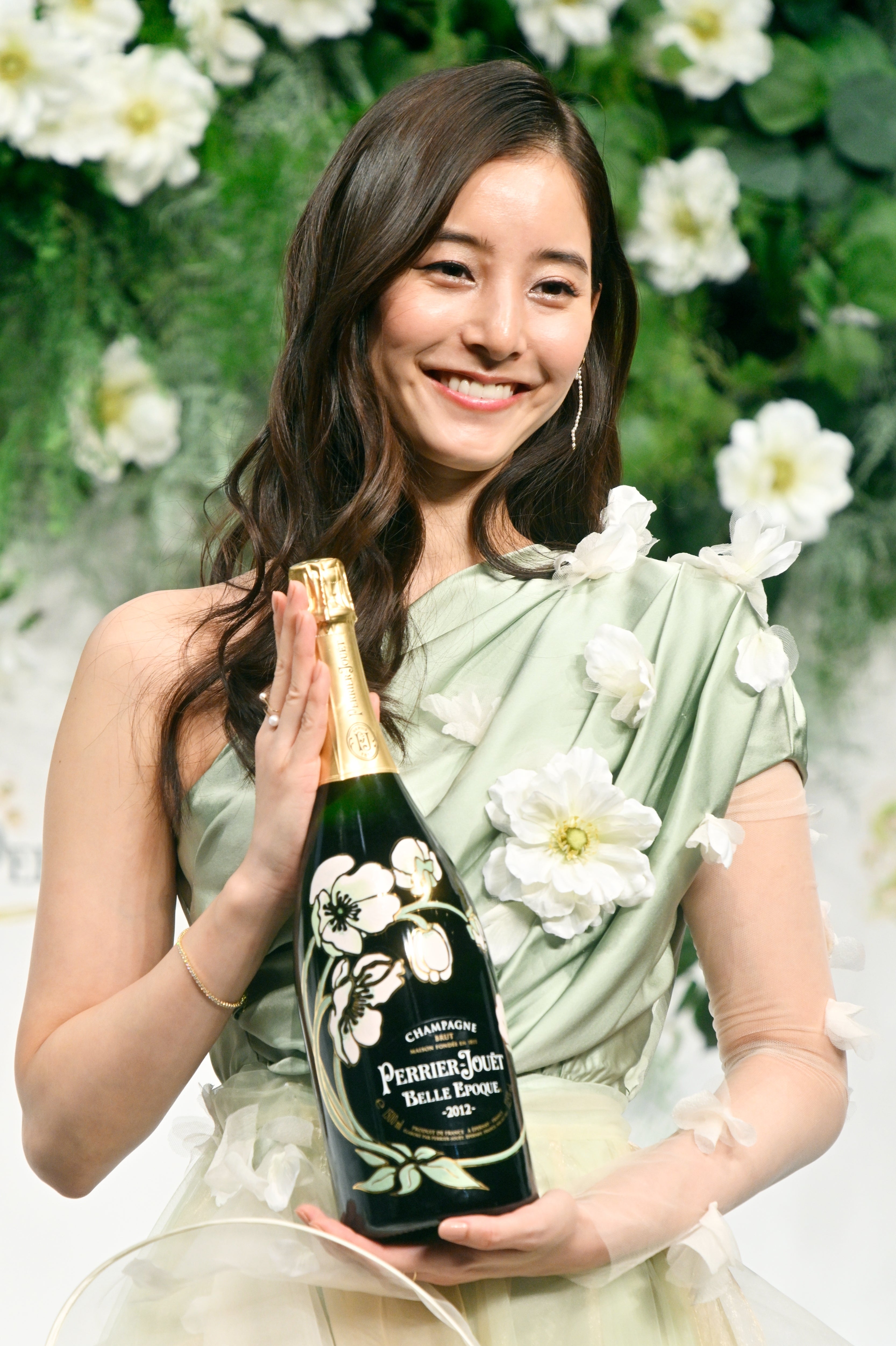 マジで神」新木優子のミニスカ姿にSNS騒然「洗練されすぎ」「どこ見て