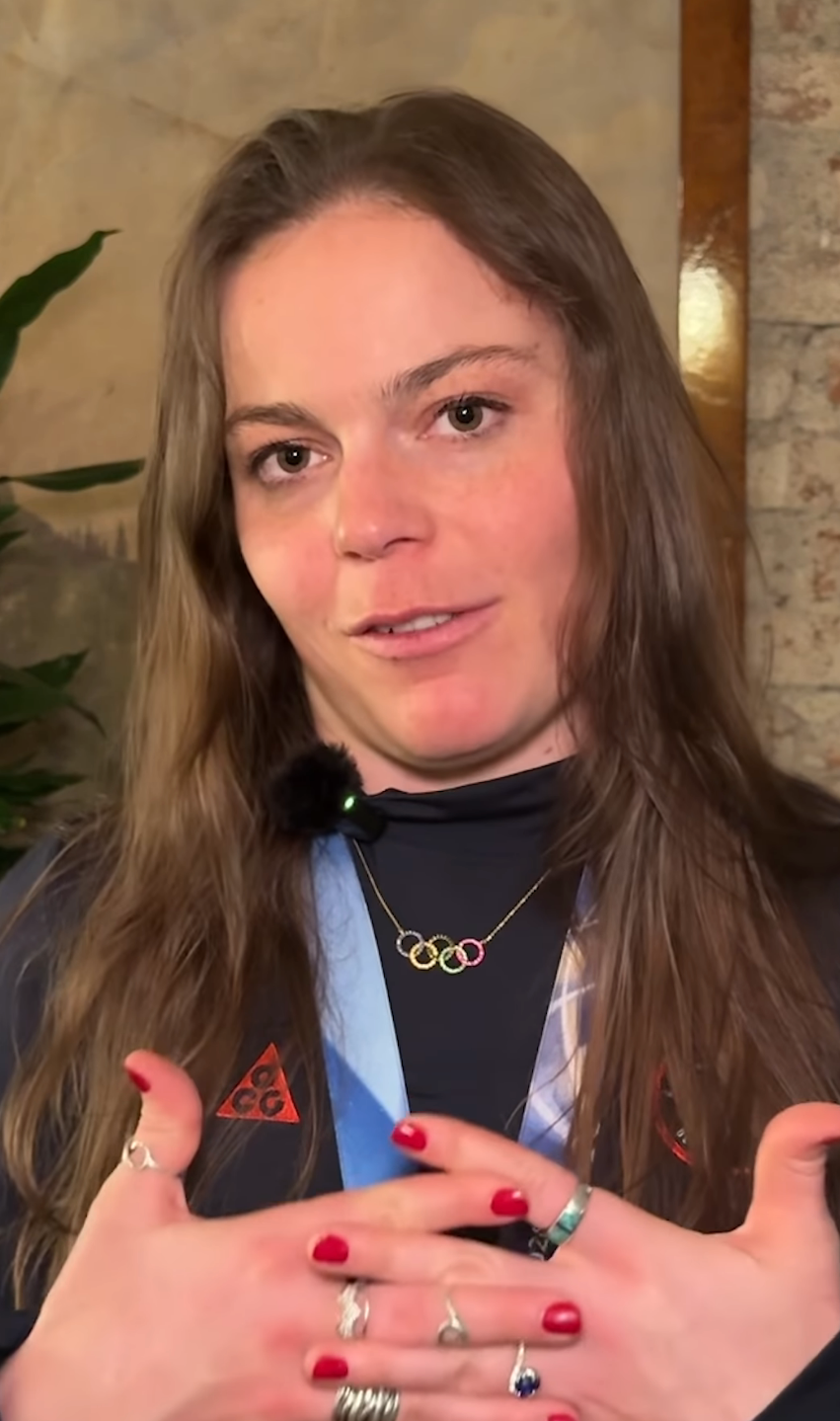 Breezy speaking with expressive manus gestures