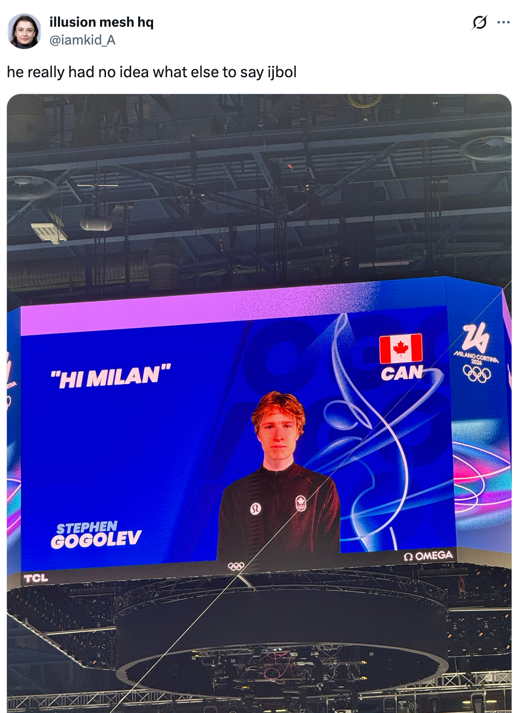 En stor skjerm viser