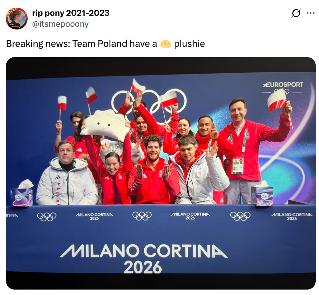 Team Poland poserer med en alpakka-plysj på Milano Cortina 2026-arrangementet, vifter med flagg og har på seg vintersportantrekk