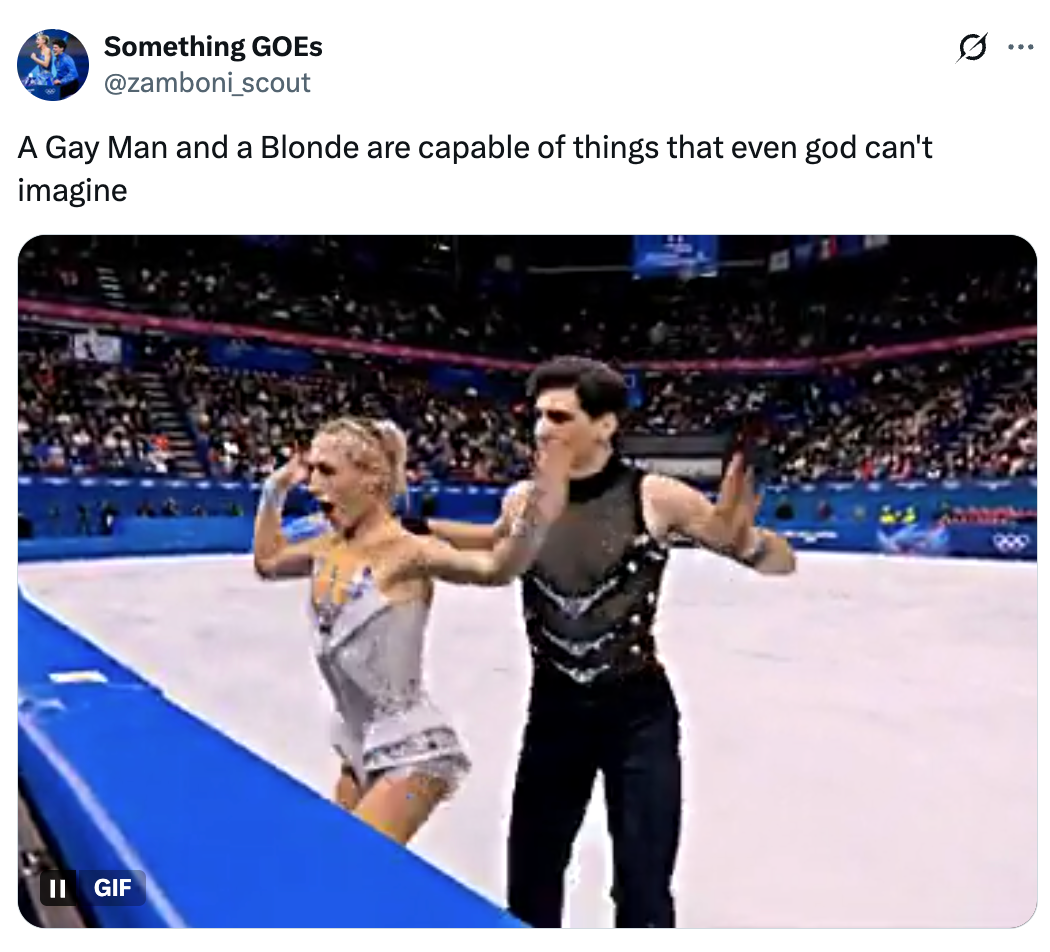 Kunstløpspar som utfører en dynamisk rutine på en sportsarena