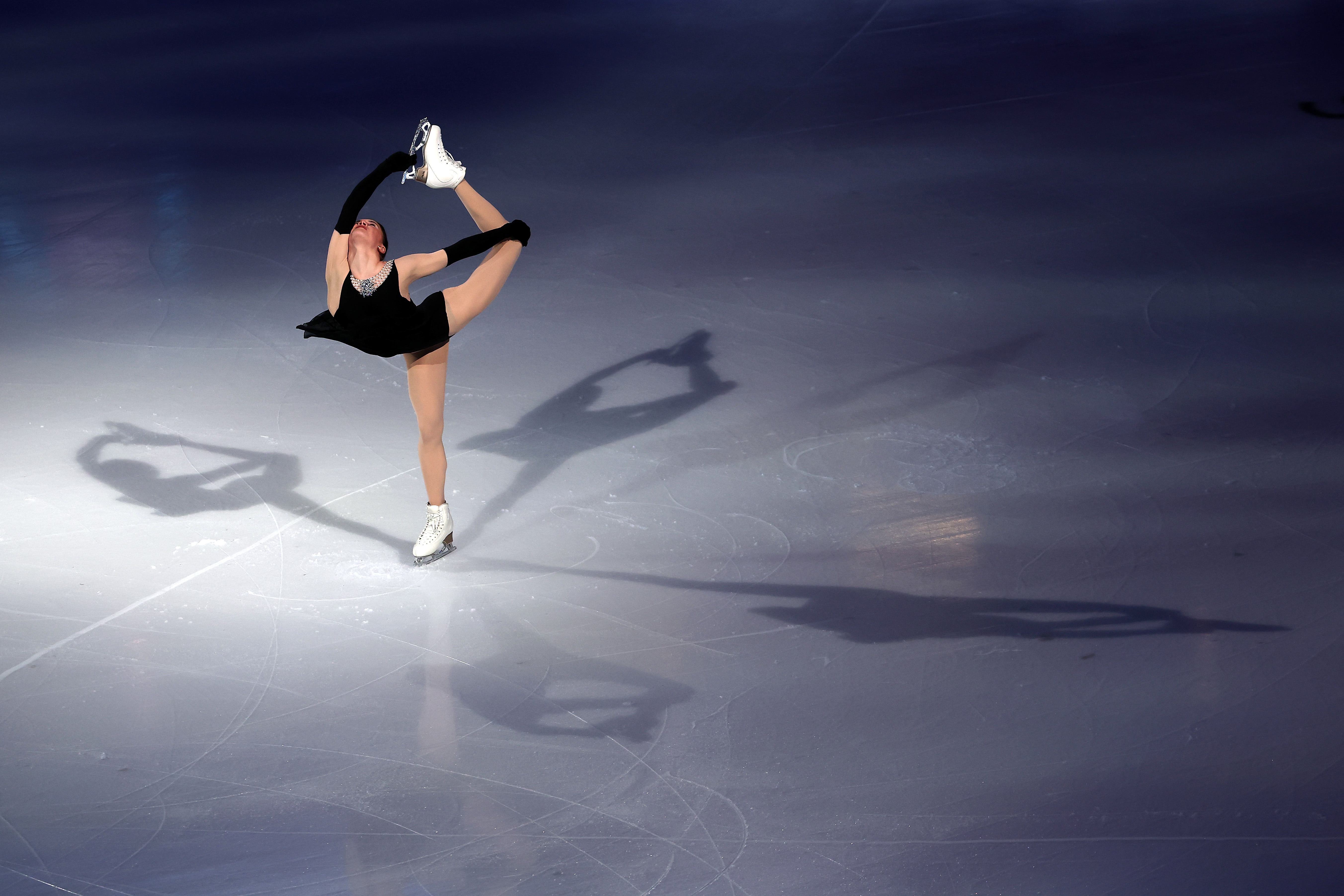 Kunstløper utfører et Biellmann-spinn på isen, og viser atletikk og ynde