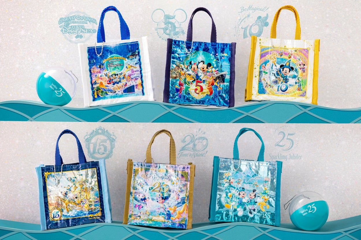 ディズニーキャラクターが描かれたトートバッグが5種類並んでいる。各バッグには周年記念のデザインが施されている。
