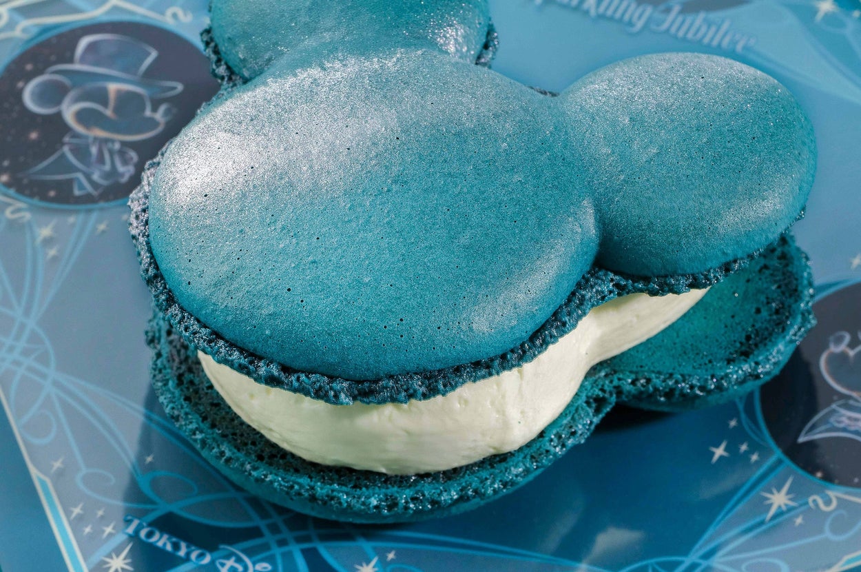 ミッキー型のマカロンアイスクリームサンドイッチが、ディズニーの記念ボード上に置かれています。