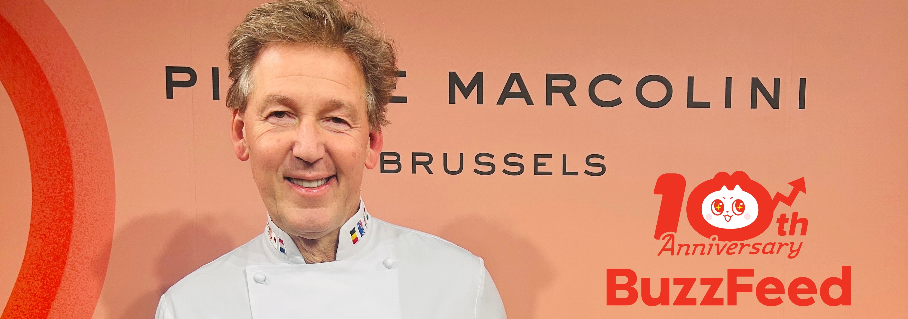 ピエール マルコリーニ氏が片手に「バズりん」のマスコットを抱えている様子の画像