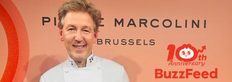 ピエール マルコリーニ氏が片手に「バズりん」のマスコットを抱えている様子の画像