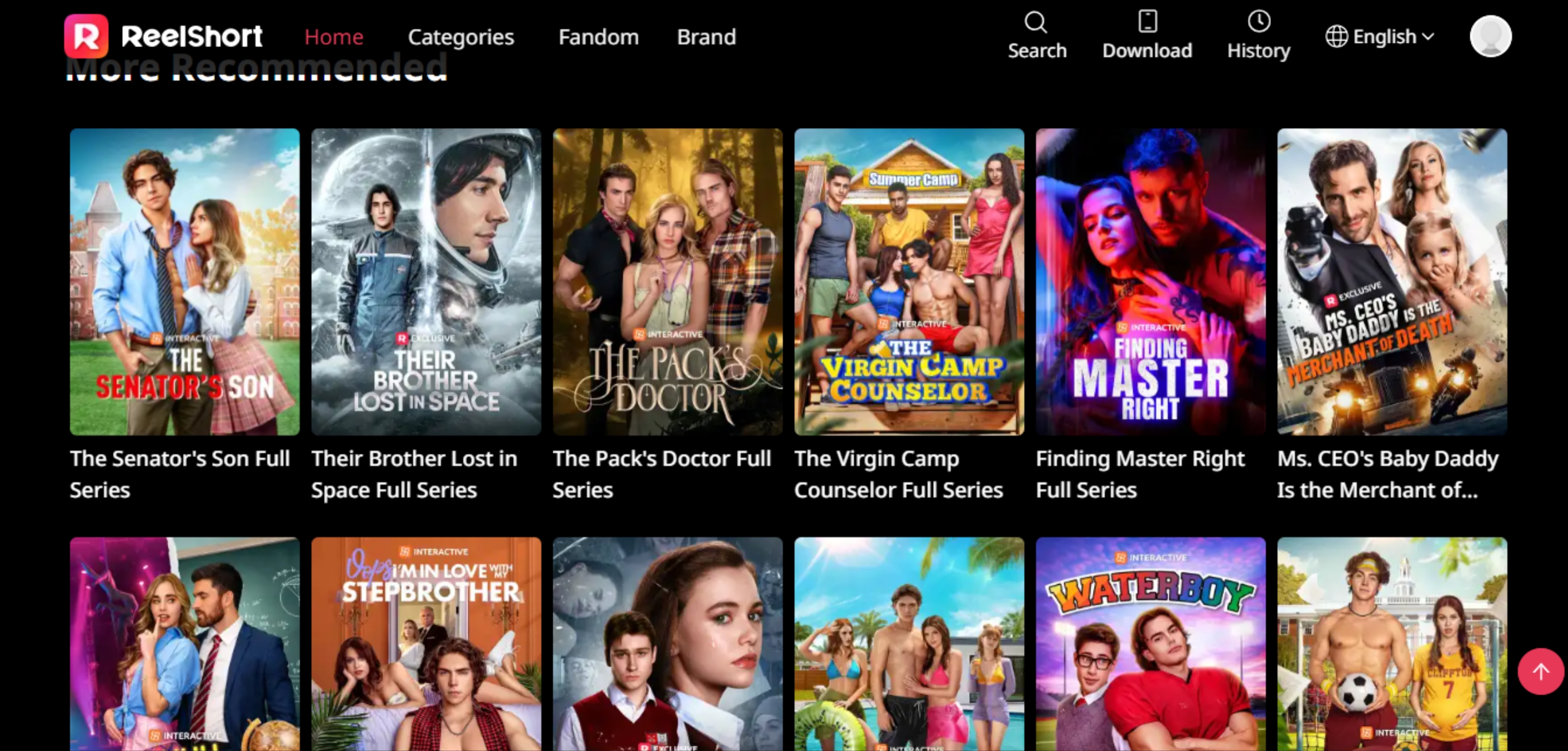 To personer i uformelle innendørs omgivelser. Den ene er skjorteløs og smiler, mens den andre vender bort iført en paljettoverdel