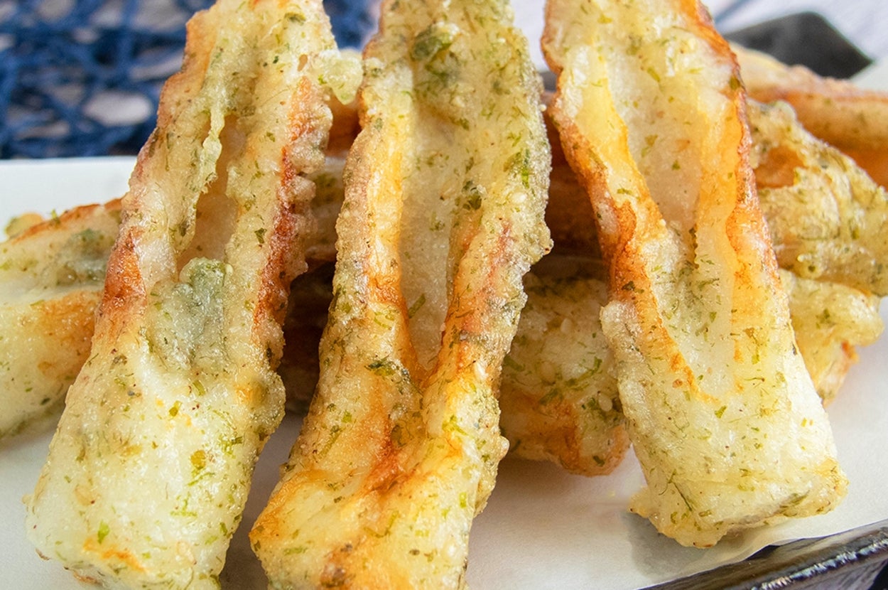 ちくわの磯辺揚げのが皿にのっている。