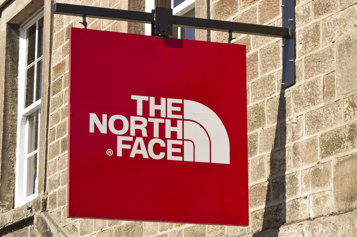 建物の外壁にかかる「THE NORTH FACE」のロゴがある看板。