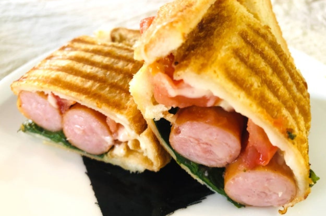 こんがりと焼色のついたおいしそうなホットサンドが白い皿に盛られている。